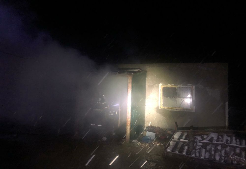 O mamă și trei copii au rămas fără nimic, după ce camera în care locuiau cu chirie a ars