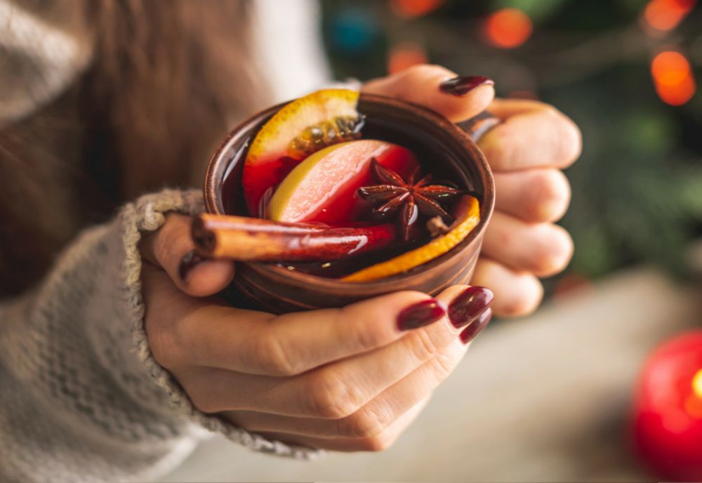 Ce beneficii poate aduce vinul fiert și cine trebuie să evite să-l bea