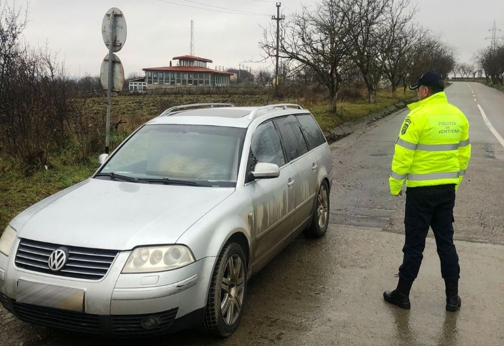 Auto fără drept de circulaţie, oprit din drumul spre Moldova