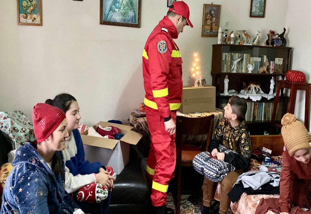Moș Crăciun a trimis daruri unei familii rămase fără adăpost din cauza unui incendiu