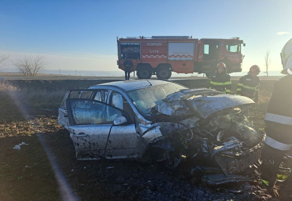 Un șofer a scăpat cu viață după ce mașina cu care s-a izbit de un copac a luat foc