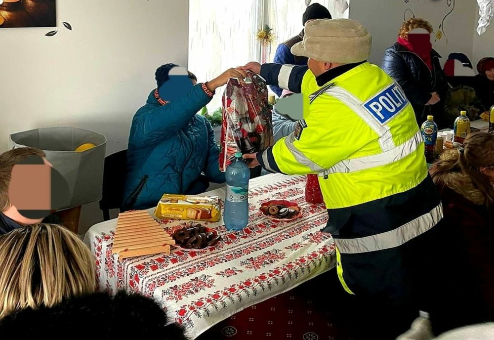 Polițiștii au oferit cadouri copiilor  celor din cadrul asociației ”Ne trebuie Speranță” din Curtești