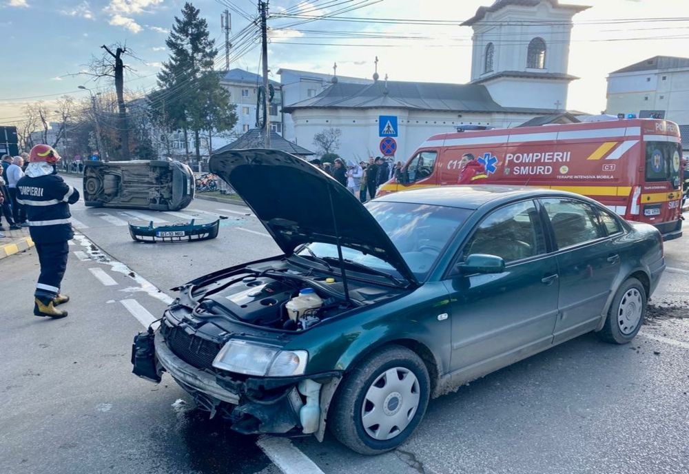 Accident spectaculos pe o stradă din Botoșani: un autoturism s-a răsturnat pe o parte