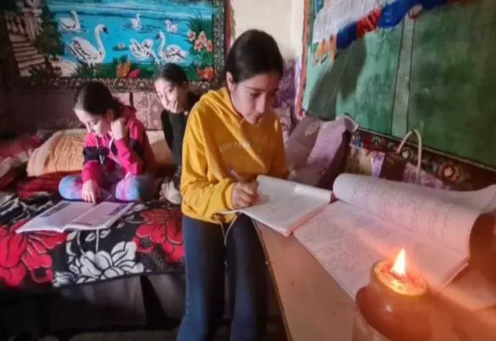 Drama unei familii care trăiește fără curent electric. Trei surori din Botoșani, îşi fac temele la lumina lumânării