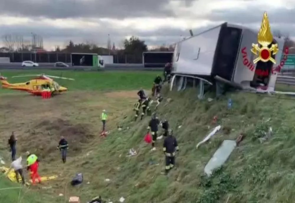 Autocar plin cu români, răsturnat pe o ṣosea din Italia - peste 20 de răniți. VIDEO