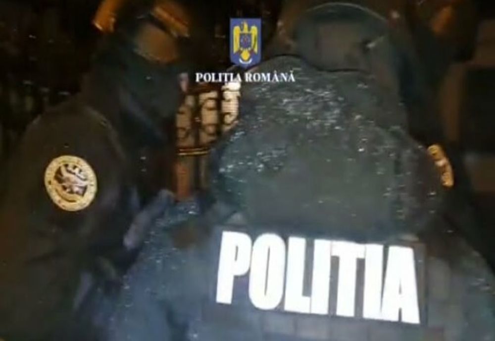 Țigări ascunse în canapele, ghivece cu flori sau în podul casei, găsite de polițiști la percheziții