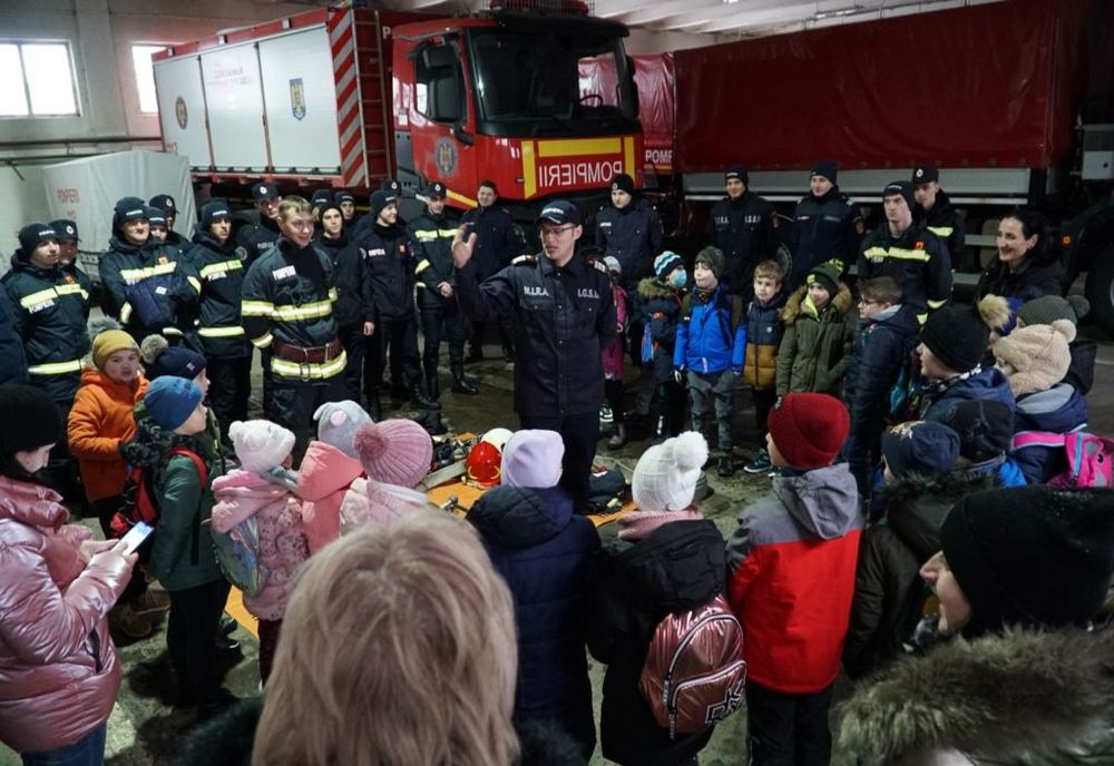 Sute de elevi în vizită la subunitățile ISU Botoșani 