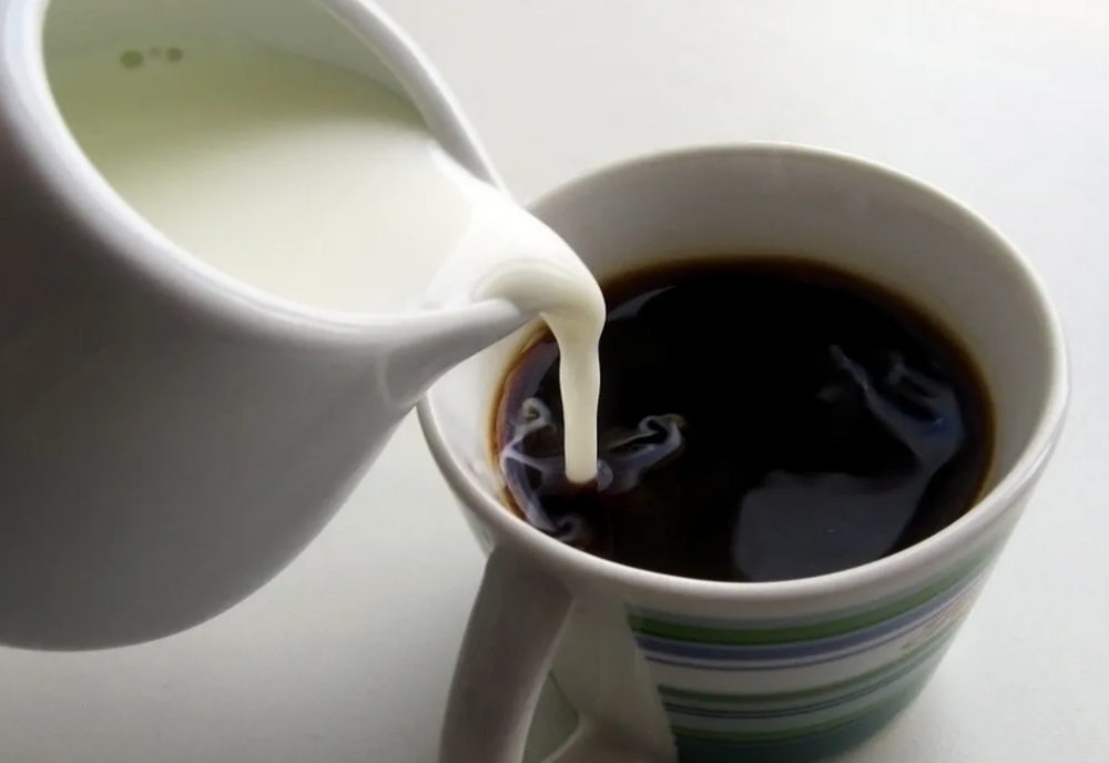 Adaugi lapte în cafea? Iată cât de sănătos este acest obicei