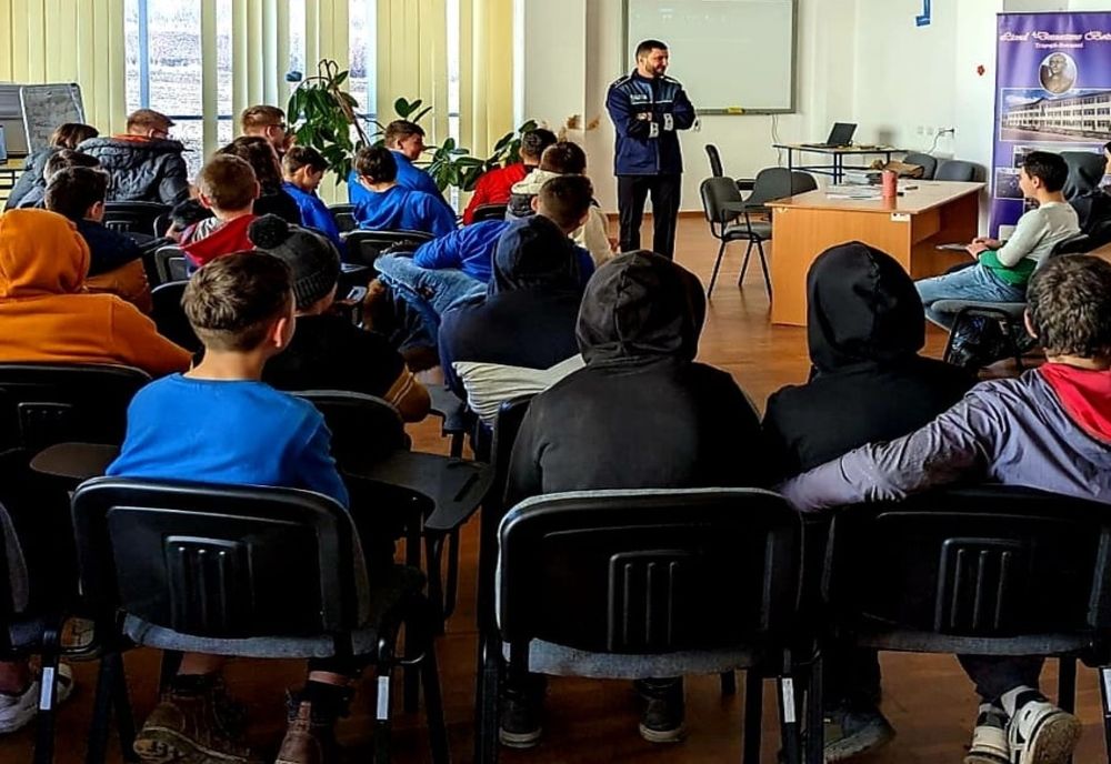 Elevii, puși în gardă de polițiști despre cum să treacă peste pericole