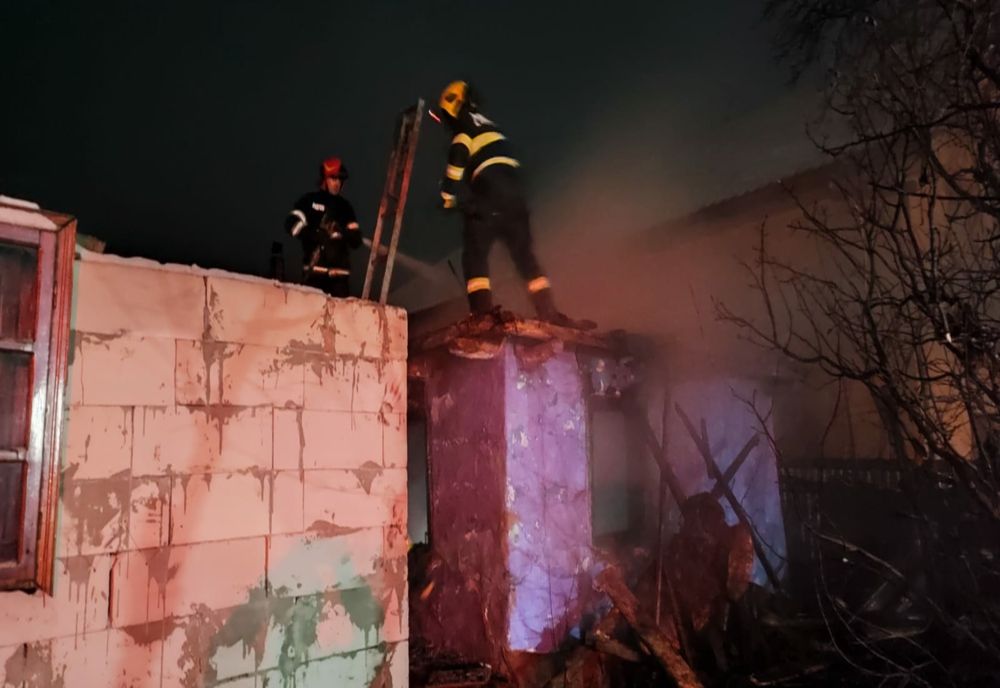 O bătrână a rămas fără casă în plină iarnă