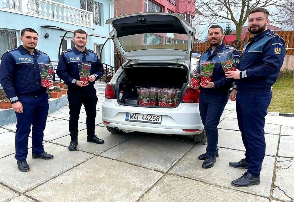 Polițiștii au ”dus” primăvara bunicilor de la două cămine de bătrâni din municipiul Botoșani