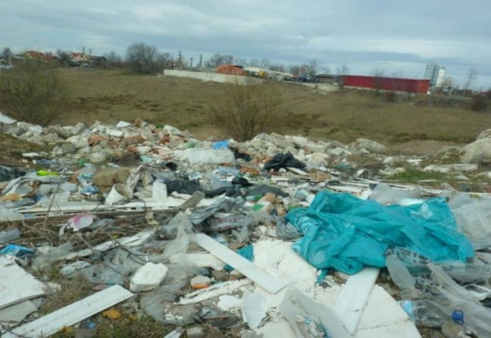 Un bărbat, amendat pentru că a depozitat deșeuri pe un teren viran