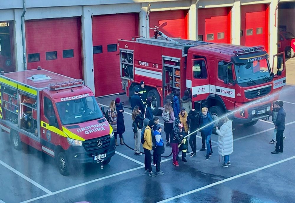 Pompierii botoșăneni s-au întâlnit și astăzi cu elevii din județ, în cadrul programului „Școala Altfel”