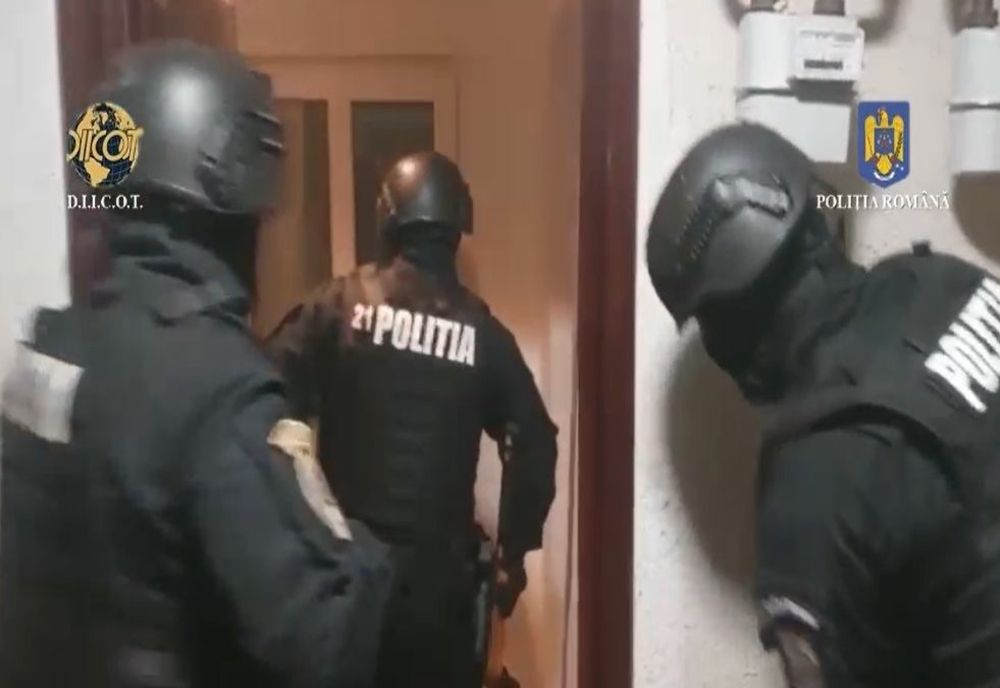 Percheziții la o rețea de traficanți de droguri. Ce au găsit oamenii legii la domiciliile membrilor grupării