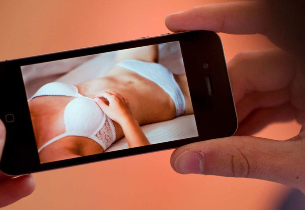 A vrut să se despartă de iubit, dar acesta o șantaja cu imagini xxx. Ce au decis judecătorii