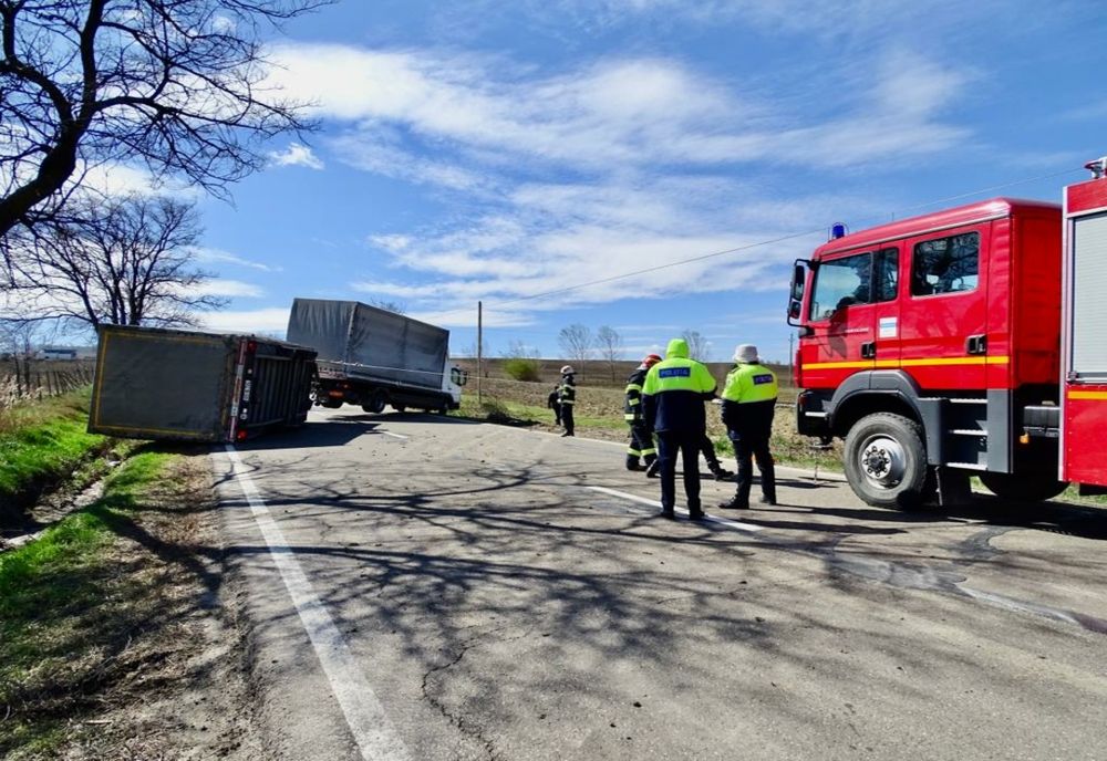 Vântul puternic a reușit să răstoarne remorca unui camion. Șoferul a sunat la 112 după ajutor
