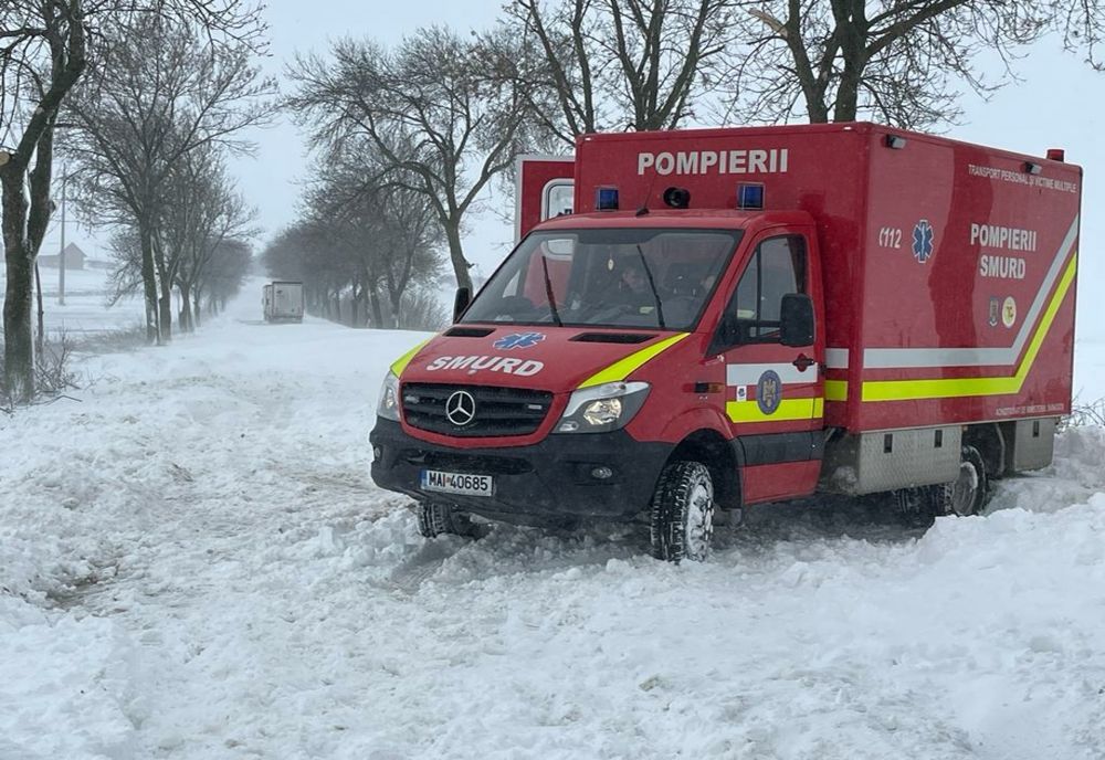Misiunile pentru salvarea persoanelor înzăpezite pe drumurile naționale și județene, continuă