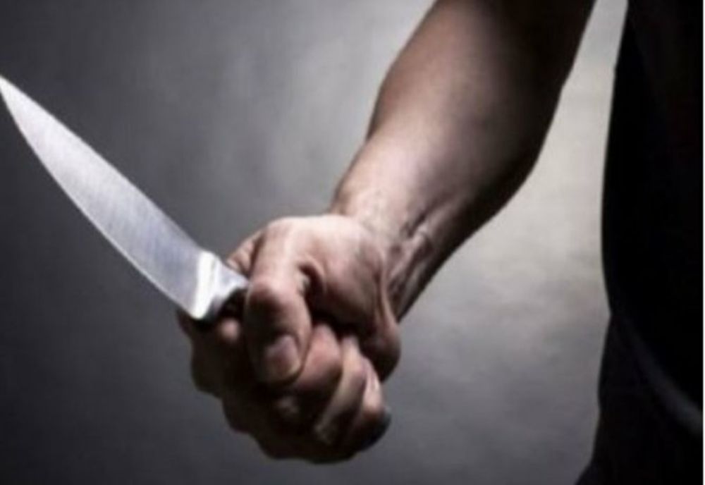 Tânăr violent și înarmat cu un cuțit, imobilizat de polițiști în civil