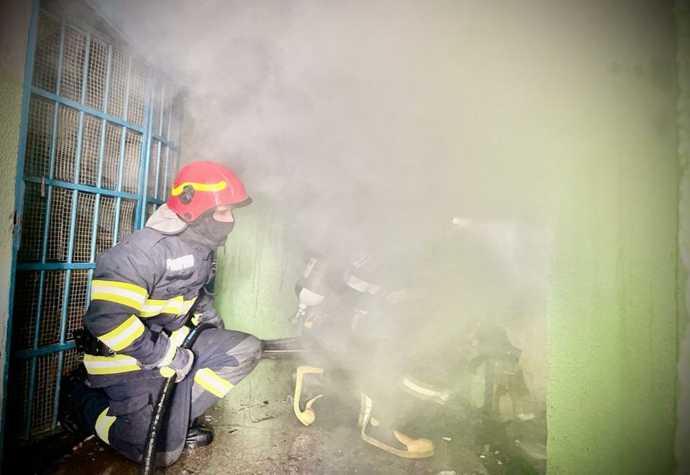 Incendiu la o boxă din cauza unui scurtcircuit