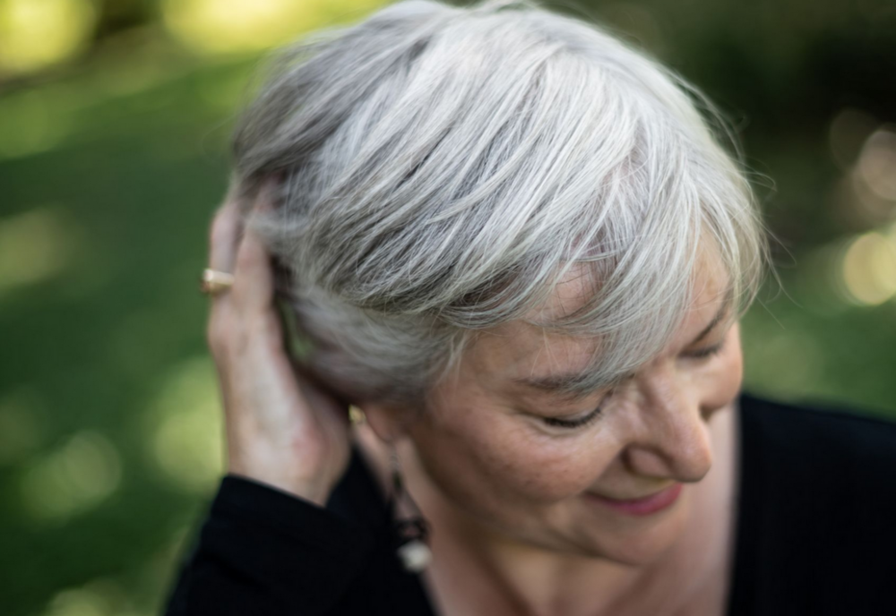 De ce ni se albesc firele de păr, odată cu trecerea anilor?