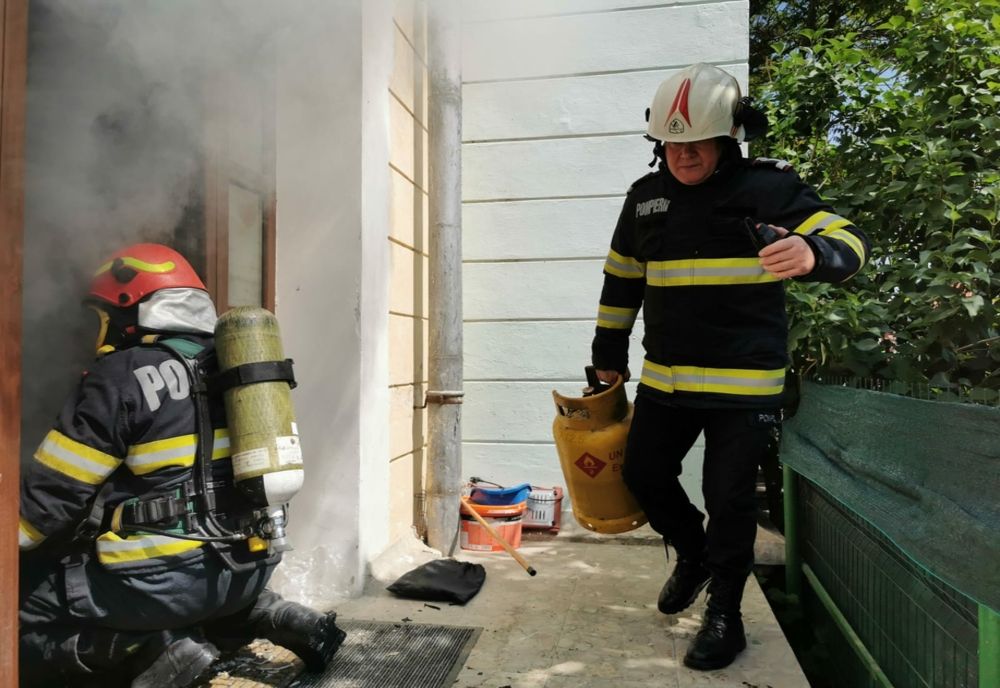 Pericol de explozie la o locuință care a luat foc din cauza unei butelii. Un tânăr a ajuns la spital