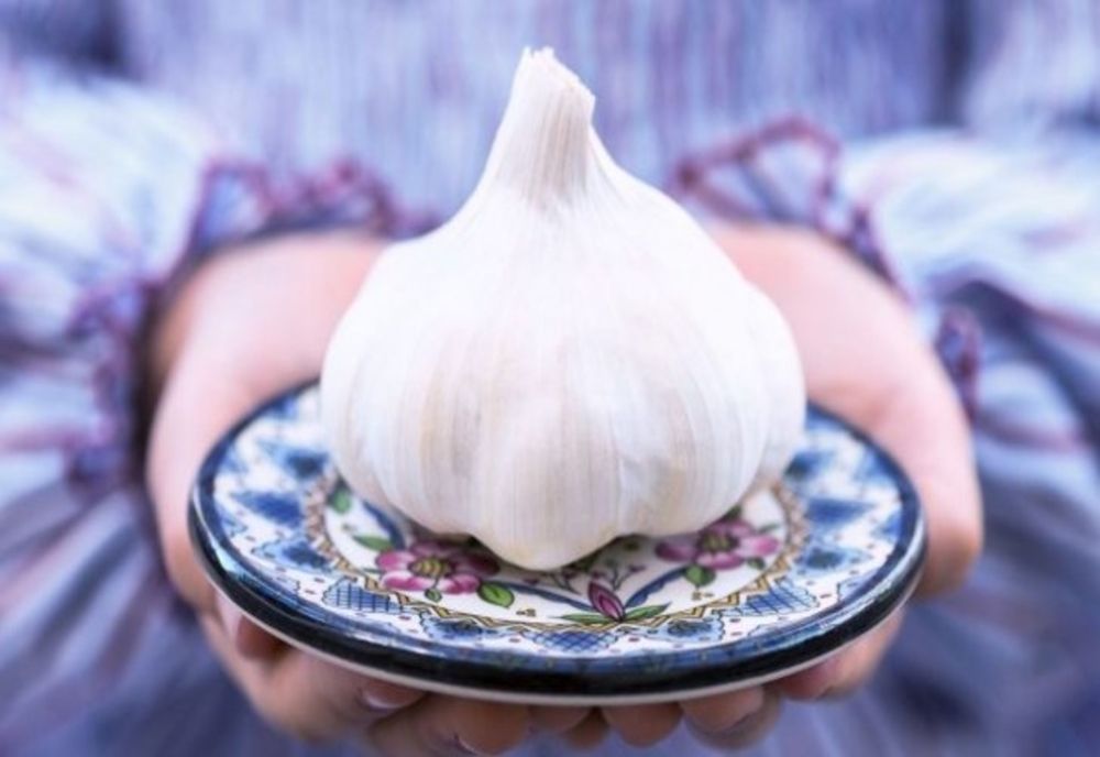 De ce să pui un cățel de usturoi în toaletă înainte să mergi la culcare