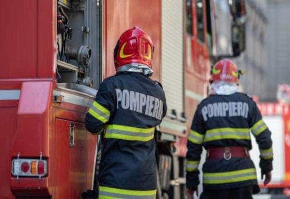 INCENDIU LA ȘCOALA DIN CRISTEȘTI, BOTOȘANI. ACOPERIȘUL A FOST CUPRINS DE FLĂCĂRI