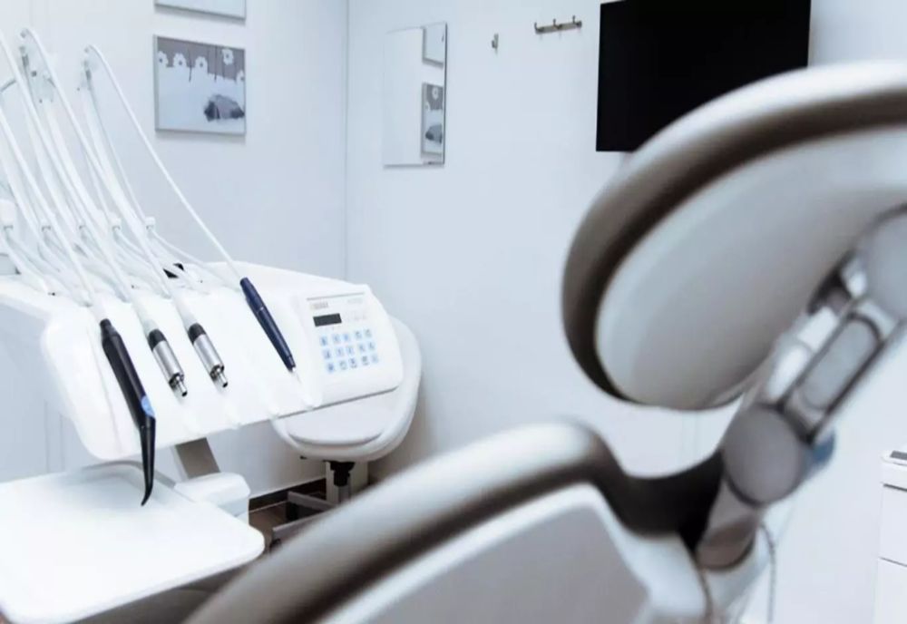 COLEGIUL MEDICILOR STOMATOLOGI: PESTE 60% DINTRE ROMÂNI PREZINTĂ SEMNE DE AFECŢIUNI GINGIVALE