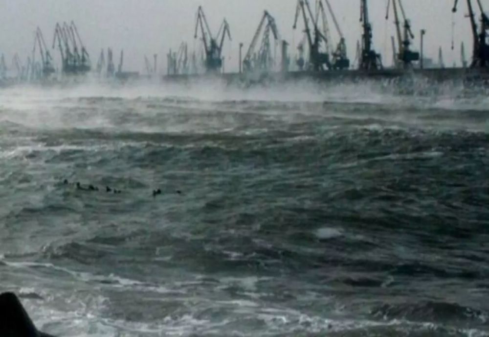 PORTURILE DE LA MAREA NEAGRĂ, ÎNCHISE DIN CAUZA VÂNTULUI PUTERNIC 