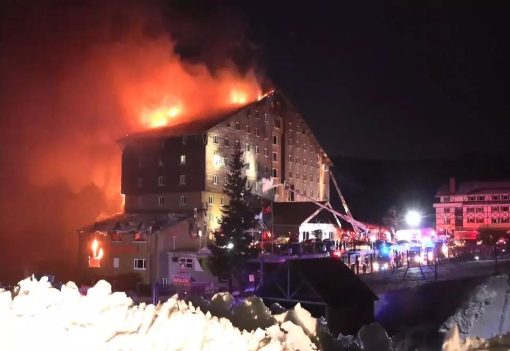 INCENDIU DEVASTATOR ÎNTR-O STAȚIUNE DE SCHI DIN TURCIA, CĂUTATĂ ȘI DE TURIȘTI ROMÂNI