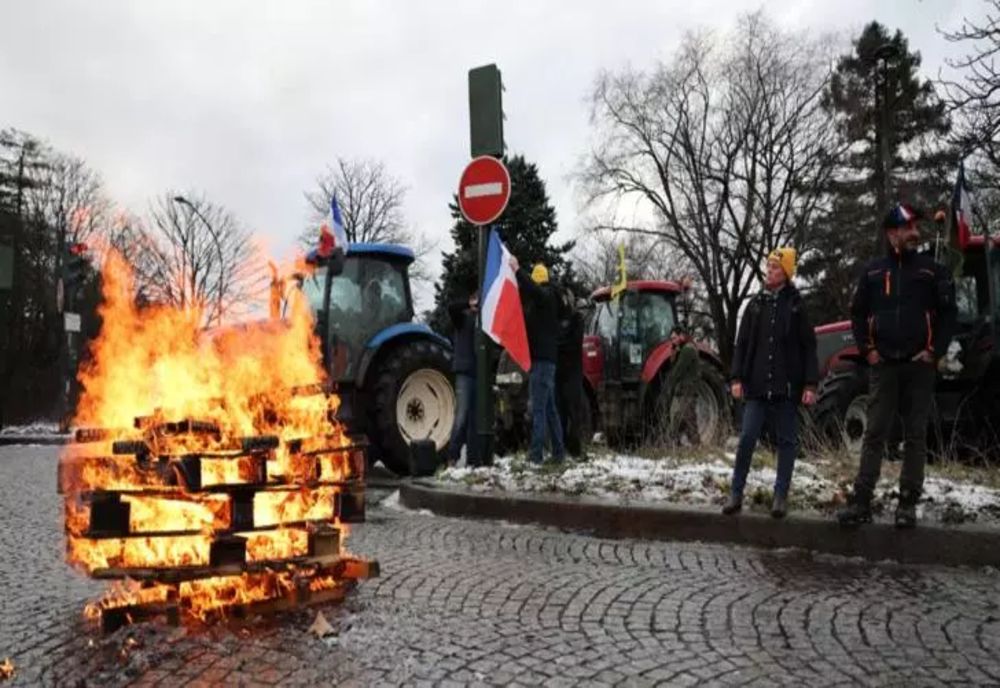 Haos la Paris, pe fondul protestelor masive ale agricultorilor. Zeci de tractoare au ocupat străzile, Adunarea Națională este pichetată, iar protestatarii aprind focuri - VIDEO