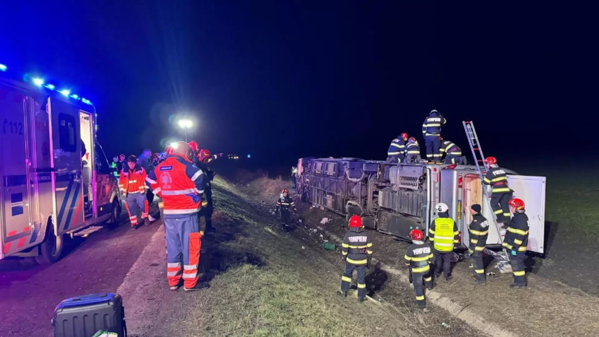 Accident grav pe E581, la limita județelor Galați și Vaslui: un autocar s-a răsturnat, 15 victime, dintre care una decedată