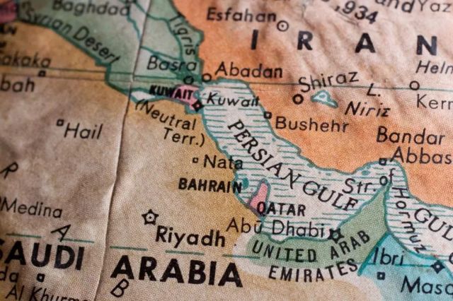 Focuri de armă în Strâmtoarea Ormuz. Iranul a închis din nou strâmtoarea