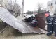 Autoturisme avariate de un acoperiș luat de vânt