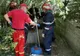 Bărbat scos din fântână de pompieri