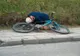 S-a urcat beat pe bicicletă și a căzut! Acum are și dosar penal