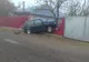 A intrat cu mașina în gard! Șoferul, beat și fără permis