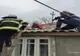 Bătrân salvat de pompieri după ce a suferit un accident vascular în timp ce repara acoperișul casei