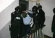 FOTO/VIDEO Intrare în forţă în locuinţa unde un bărbat îşi ţinea sechestrată soția 