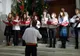 Mai mulți profesori merg cu colindul pentru a ajuta o elevă orfană