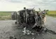 Doi tineri au văzut moartea cu ochii după ce s-au zibit cu mașina de un cap de pod și a luat foc