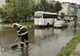 Apeluri la 112 în urma averselor: o femeie a rămas cu autoturismul în mijlocul apelor 