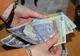 Dosar penal pentru o tânără care a găsit pe stradă 10.00 de lei. Ai cui erau banii