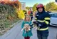 Patru cățeluși căzuți într-un canal adânc de 3 metri, salvați de pompieri și adoptați pe loc de o fetiță și mama sa!