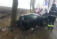 Un tânăr a trecut pe lângă moarte după ce s-a izbit cu mașina de un copac