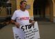 Un angajat al DSPSA a protestat în fața primăriei și amenință cu greva foamei VIDEO
