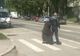 Un polițist a ajutat o bătrână să treacă strada VIDEO